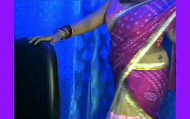 सेल्फ कैम सेक्स के लिए खड़े होने से सेक्सी भाभी उत्तेजित हो जाती है