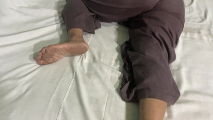 भारतीय देसी लड़की घर पर अकेली होने पर अपने सौतेले भाई के साथ आनंद ले रही है