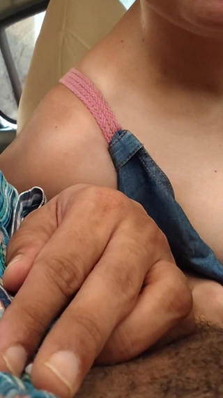 ड्राइविंग करते समय उसके सौतेले पिता द्वारा भारतीय सुंदर किशोर उंगली गड़बड़ !!