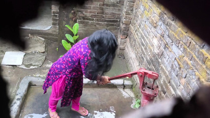 मैं अपनी सौतेली चाची और अपने सौतेले चाचा को नहाते हुए देखता हूँ