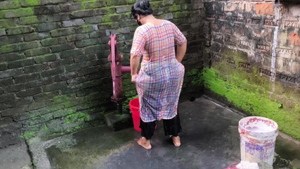 मैंने अपनी गर्लफ्रेंड को नहाते हुए देखा जिसके बाद मैंने उसे गले लगा लिया और उसकी गांड मारना शुरू कर दिया