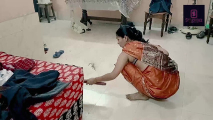 मेरी नौकरानी को चोदना - त्रिगुट सेक्स