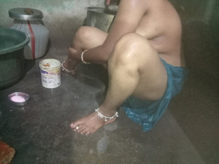 एक पति जो नहाते समय अपनी पत्नी के स्तन पकड़ लेता है