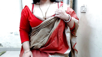 भारतीय सौतेली माँ सौतेले बेटे के साथ गंदी बात कर रही है