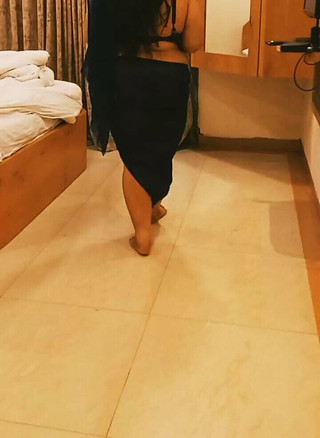 भारतीय गोल-मटोल प्रेमिका धीमी गति में चलती है, कामुकतापूर्वक अपनी विशाल क्लीवेज दिखाती है