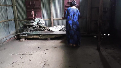 मेरी बड़ी सौतेली बहन मेरे कमरे की सफ़ाई कर रही थी, मैंने उसे गले लगा लिया और उसकी गांड मारना शुरू कर दिया