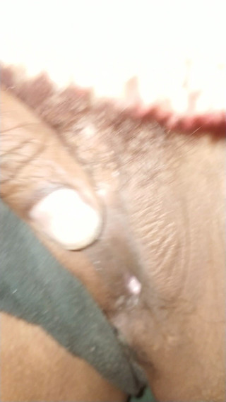 आज मैंने अपनी पत्नी को रात भर छोड़ दिया और उसकी चूत से पानी निकलने लगा।