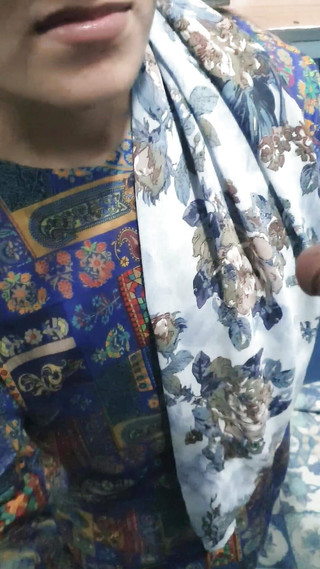 भारतीय देसी पंजाबी लड़कियाँ एक कट्टर से पहले मेरे डिक को चाटती और ज़ोर से दबाती हैं