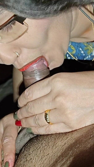 मेरी GF मेरा बड़ा लंड चूस रही है