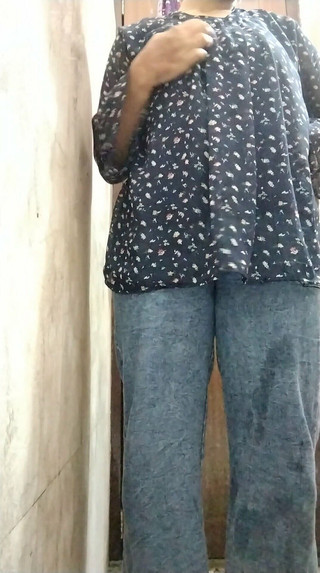 देसी भारतीय कॉलेज लड़की खेल रही है और वीडियो बना रही है