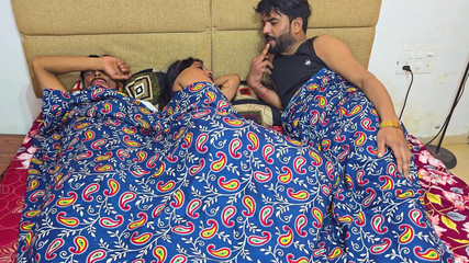 भारतीय स्वस्तिक देवर अपने पति के साथ बिस्तर पर बैठ कर बैठती है