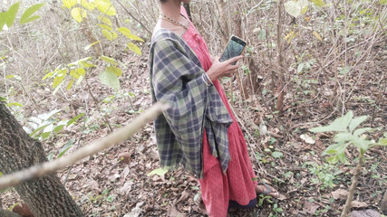 एक लड़की अपने सौतेले भाई से आउटडोर में बहुत ज़ोर से चुदाई कर रही थी