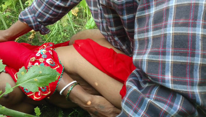 जंगल में अपनी पत्नी की जमकर चुदाई की, प्यार में डूबी सौतेली बहन ने जंगल में सौतेली माँ की चुदाई की