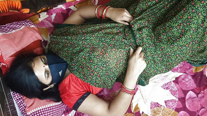 भारतीय पत्नी अपने पड़ोसी के साथ रोमांस करती है और फिर चुदाई का आनंद लेती है।