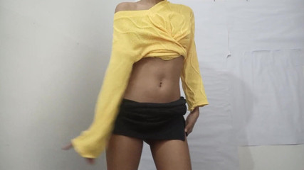 अकेली लड़की ने घर में अकेले उंगली की और भीग गई