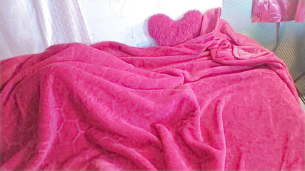 हॉट सौतेली देसी गाँव की लड़की सेक्सी उत्तेजना के साथ कपड़े के साथ अपना शरीर दिखाती है।