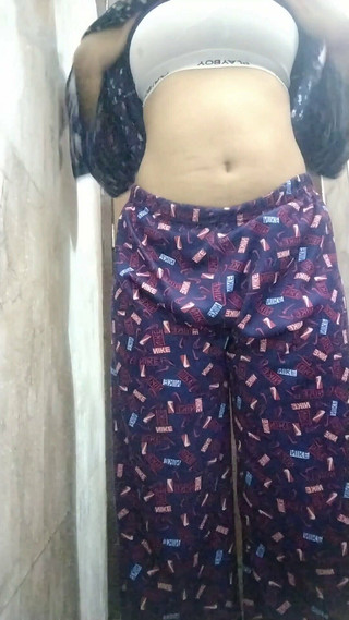 देसी पत्नी का हॉट फिगर जब आपने कपड़े पहने और साबुन लगाया तो हॉट देसी भारतीय पत्नी