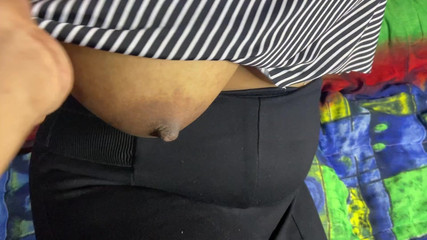 स्पष्ट हिंदी आवाज के साथ सौतेले पिता के दोस्त द्वारा भारतीय किशोर लड़की की बहुत जोरदार चुदाई