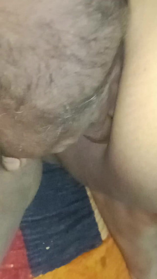 मैं अपनी सौतेली माँ के साथ मौज-मस्ती कर रही थी, उसके नारीत्व को बड़े चाव से देख रही थी।