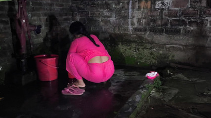 मेरी पत्नी नहा रही थी