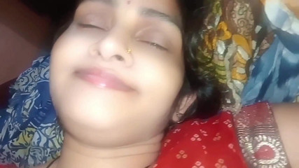 सगी सौतेली बहन और सौतेला भाई आधी रात में अपने माता-पिता के पीछे सेक्स संबंध बनाते हैं