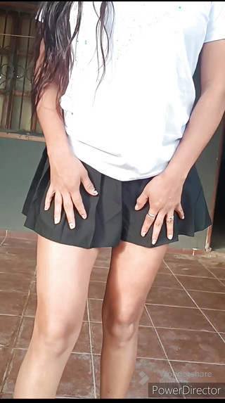 कॉलेज गर्ल पहली बार अपने गुदा में प्रवेश कराती है