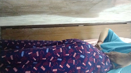 मेरी युवा पत्नी हल्का हस्तमैथुन दिखा रही है