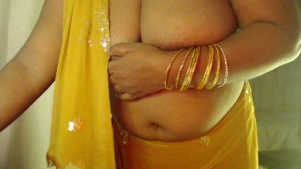 गर्ल ओपन ब्रा हॉट सेक्सी बूब्स प्रेस शो।