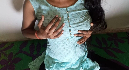 बहुत ही हॉट इंडियन कॉलेज गर्ल मुश्किल से हस्तमैथुन कर रही है