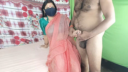 जीजा के मोटे लंड से खेलती हुई साली पीछे से चोदती है।