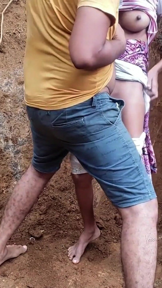 गुप्त रूप से, मैंने बाहर पेशाब करने के बाद नग्न अवस्था में शरारती सौतेली बहन को चोदा