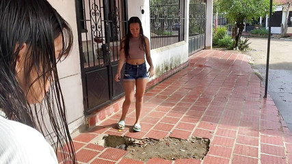 मैंने अपनी सेक्सी पड़ोसी को तब चोदा जब वह अपनी मोटरसाइकिल धो रही थी