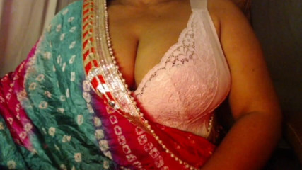 देसी स्तन प्रेस निपल पिंचिंग।