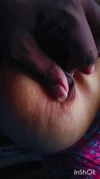 भारतीय गाँव की आंटियों की रसदार चूत की खोज