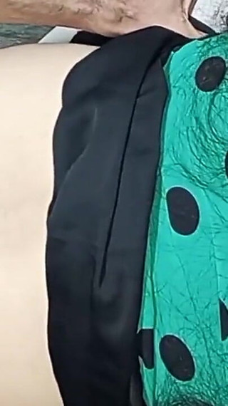 कुर्सी पर दोस्त की बड़ी गांड वाली पत्नी की गुदा मैथुन