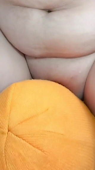 पति रसोई में मोटी पत्नी की चूत खा रहा है