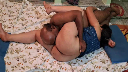 बड़े स्तन वाली भारतीय गृहिणी पति के साथ सेक्स करती हुई