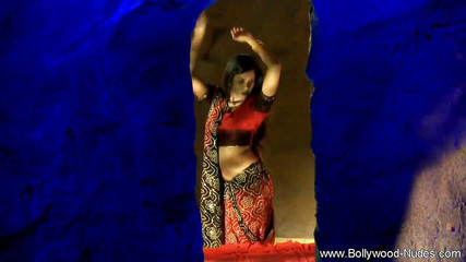 जब वह नृत्य करती है तो बहुत प्यारी लगती है