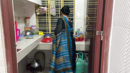 मैंने अपनी सौतेली चाची को रसोई में अकेले खाना बनाते देखा, मैंने उसे गले लगाया और चोदना शुरू कर दिया