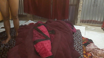 सौतेले दादा और सौतेली दादी आराम कर रहे हैं, इसलिए वे अपने गोल्डन बॉयफ्रेंड को बुलाते हैं और उससे चुदाई करते हैं