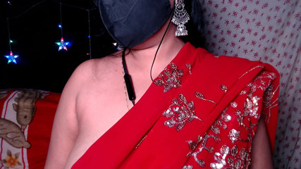 पूर्ण नग्न उँगलियाँ बिल्ली