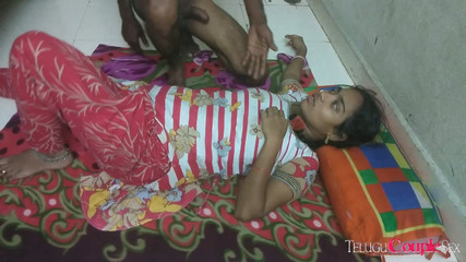 कामुक तेलुगु हिंदी बातचीत के साथ बिस्तर में प्राकृतिक स्तन वाली भारतीय पत्नी के साथ गर्म संभोग सेक्स