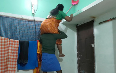 सौतेली माँ ने कुत्ते शैली में सेक्स किया और मेरे शुक्राणु को अंदर इंजेक्ट किया