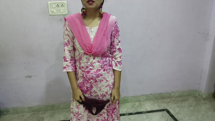 देसी डर्टी भाभी को अपने बीमार देवर का बड़ा लंड चाहिए।