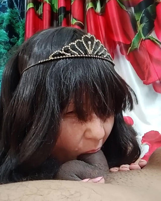 रसदार डिक फूहड़ लड़की बिना किसी शर्म के खेलने के लिए तैयार है