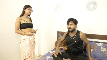 अगली भाभी चीनी मांगने आई।