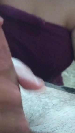 मेरी देसी गर्लफ्रेंड एक बड़े स्तन और मुँह वाली लड़की कमरे में आई और मेरे लंड को चाटने लगी