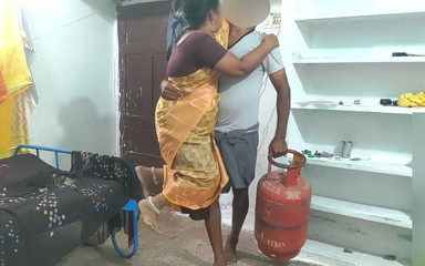 सौतेली माँ ने सौतेले बेटे के साथ गुदा मैथुन किया