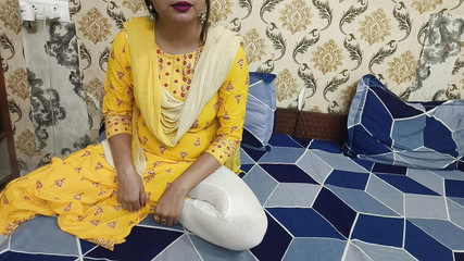 देसी भारतीय सौतेली माँ ने अपने सैकड़ों बेटे का लिंग चूसा और आपने उसे अपने स्तन दिखाए