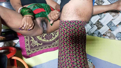 जब घर में कोई नहीं था तो रसोई में काम करते हुए भाभीजी को चोदा